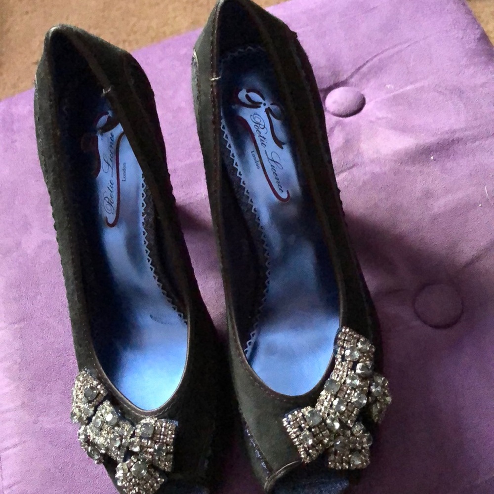 Black pumps with stone bows